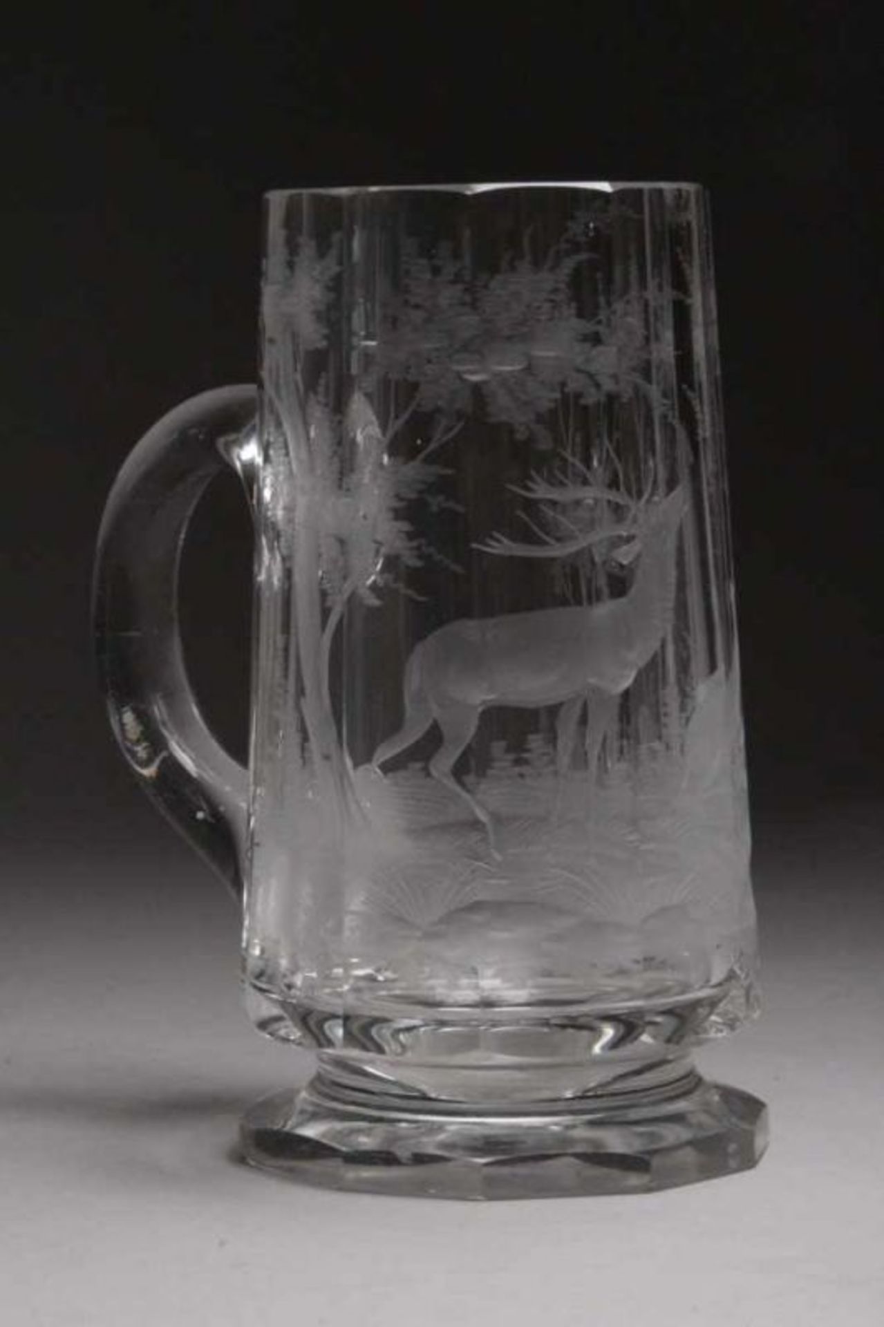 Glasbierkrug.Um 1900. Farbloses, mundgeblasenes Glas, geschnittener Dekor mit Hirsch und Hirschkuh