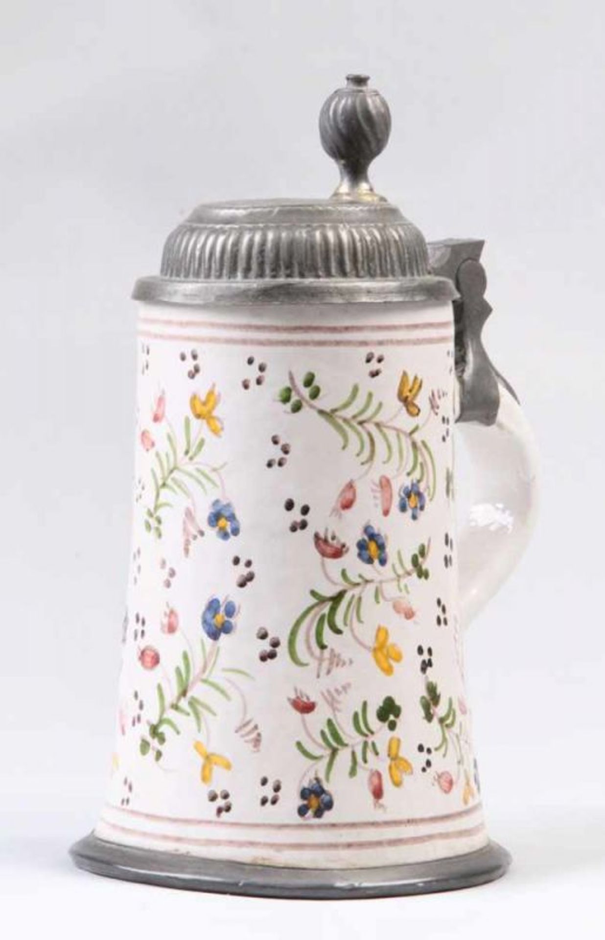 Walzenkrug.20. Jh. Keramik. Dekoriert mit stilisierten Blüten. Zinnmontur. H: 22 cm. 20.00 % buyer's