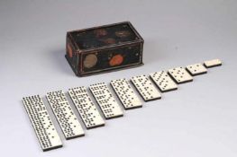 Konvolut Spiele.Doppel-9er Domino. 55 Spielsteine aus Bein in Holzschatulle. Dazu Tischkegelspiel