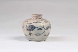 Kleine Vase.China 19. Jh. Keramik, graue Glasur dekoriert mit Blüten und Ranken. H: 7,5 cm.