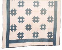 Quilt.Indiana, 3. V. 18. Jh. Man nannte ihn um 1800 auch Tic-Tac-Toe Quilt. Baumwolle. L: 2.05 x 1,