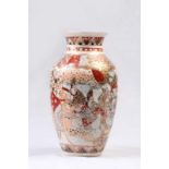 Satsuma Vase.Japan, nach 1900. Keramik. Farbige, teils figürliche Dekoration mit Goldhöhung. H: 31,5