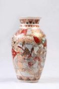 Satsuma Vase.Japan, nach 1900. Keramik. Farbige, teils figürliche Dekoration mit Goldhöhung. H: 31,5