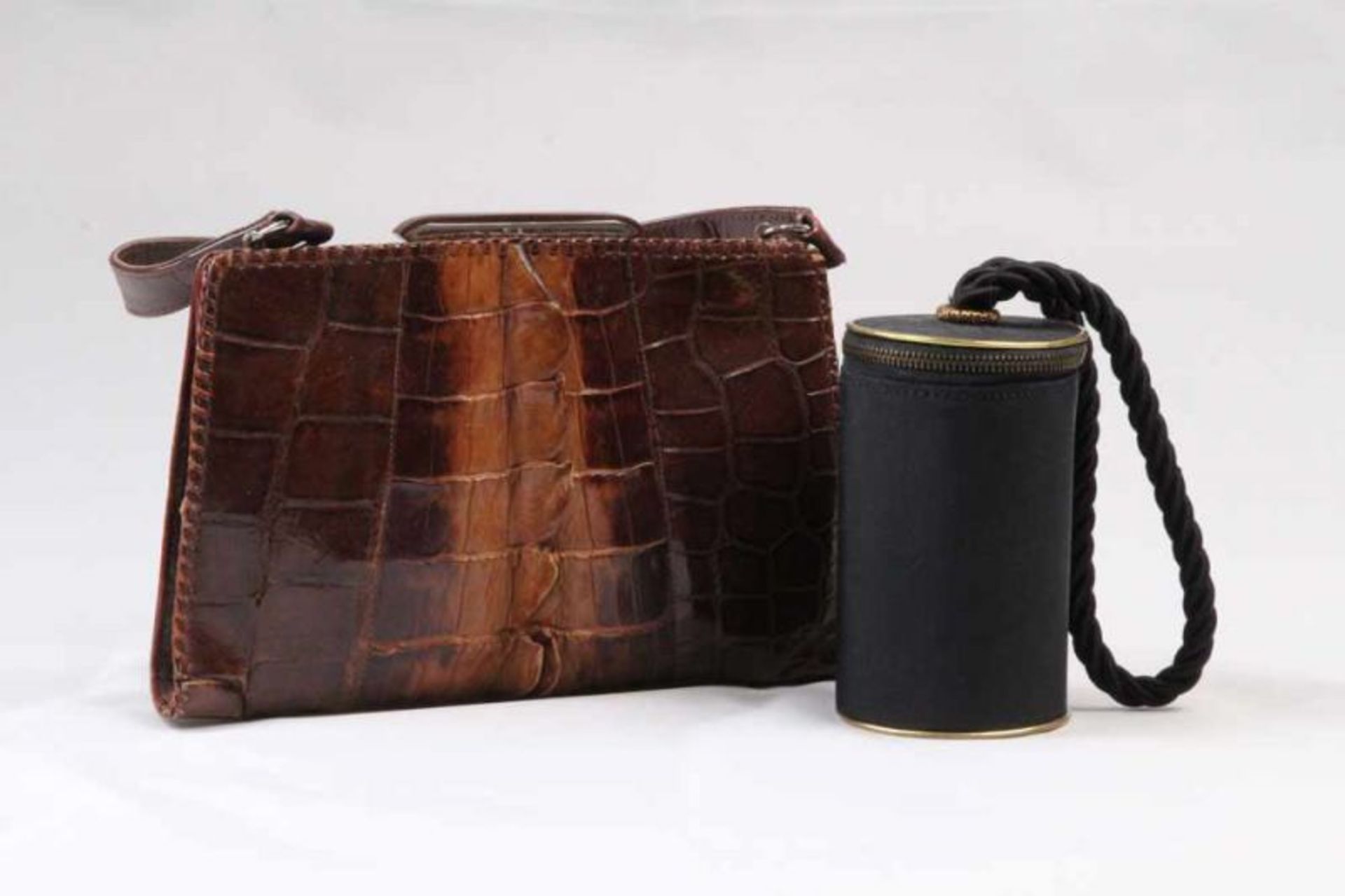 Zwei Handtaschen.Braunes Leder mit Krokoprägung, dazu ein Adendtäschchen aus schwarzem Stoff.