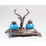 Schreibtischgarnitur.Metallgestell mit Hirschkopf und blauen Glaseinsätzen. H: 15 x 20 cm. 20.00 %