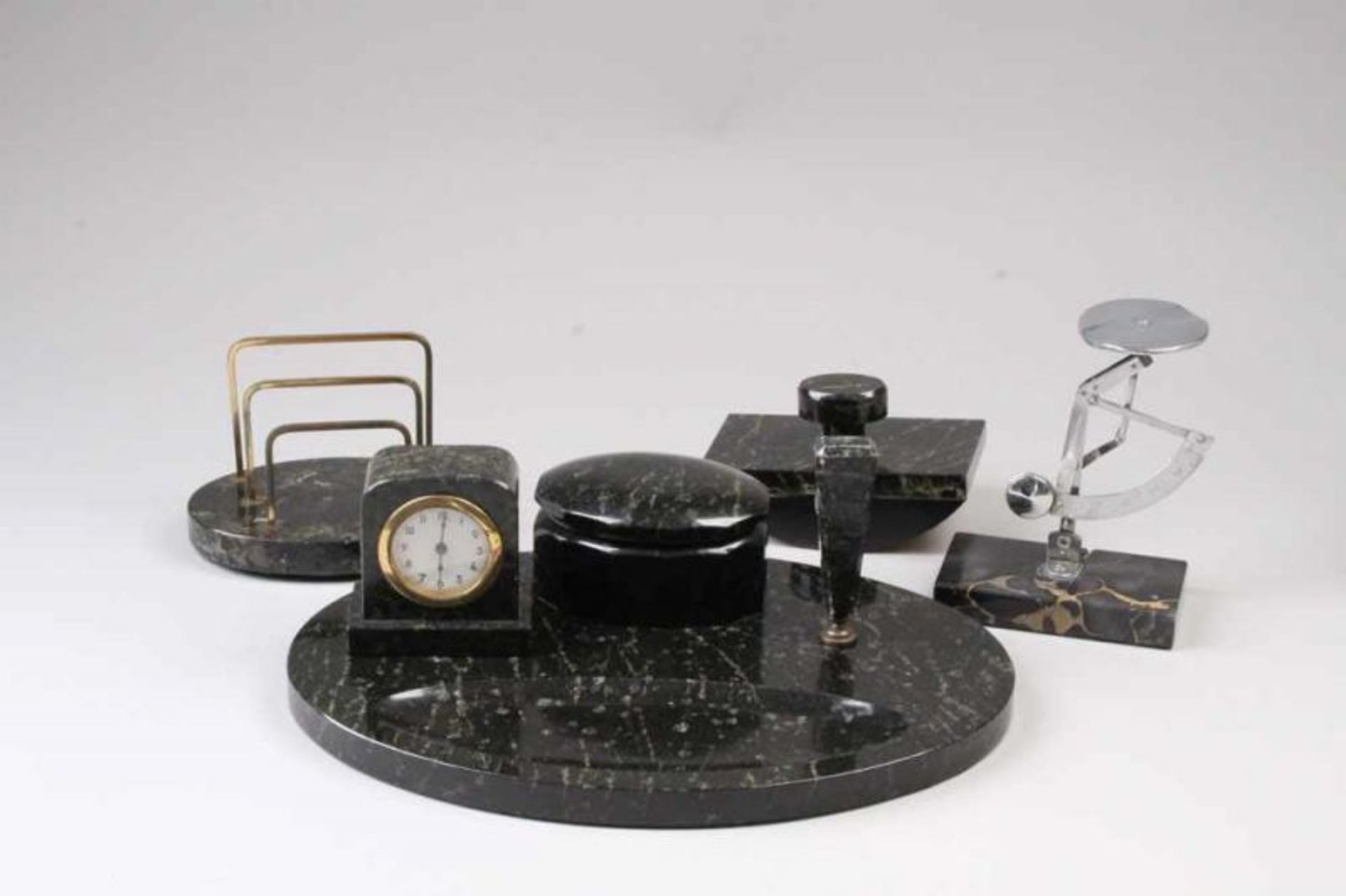 Schreibtischgarnitur.Nach 1900. Serpentin, 5-teilig, bestehend aus ovaler Ablage mit Tintenfass,