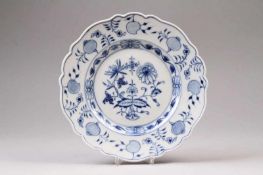 Teller.Meissen, 20. Jh. Zwiebelmusterdekor. Blaue Schwertermarke, Schleifstriche. Ø 27,5 cm. 20.00 %