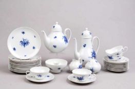 Teeservice für 11 Personen.Rosenthal, Romanze. Entwurf Björn Wiinblad. Blau dekoriert. 27-teilig.