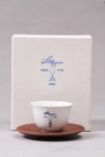 Koppchen mit UT.Meissen, 1982. Jubiläumsausgabe im Originalkarton. H: 5 cm. 20.00 % buyer's