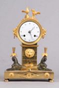 Empire-Pendule.Stockholm, um 1810/20. Feuervergoldetes Bronzegehäuse mit Applikationen in Matt-