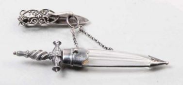 Flakon in Form eines Schwertes. 19. Jh.Facettiertes Glas in versilberter Montierung, Tragekettchen