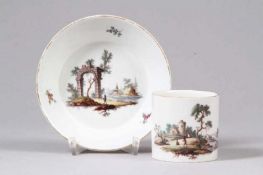 Tasse mit UT.Ludwigsburg, um 1780. Porzellan, weiß glasiert. Polychrome Ruinenlandschaft mit