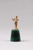 Schachfigur.Silber vergoldet, bez. "Faberge"? Figur eines Bauern auf Malachitsockel. H: 7,5 cm. 20.