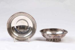 Zwei Anbietschälchen.Silber 835. Runde Form auf kurzem Stand. Gew. ca. 156 g. Ø bis 12 cm. 20.00 %