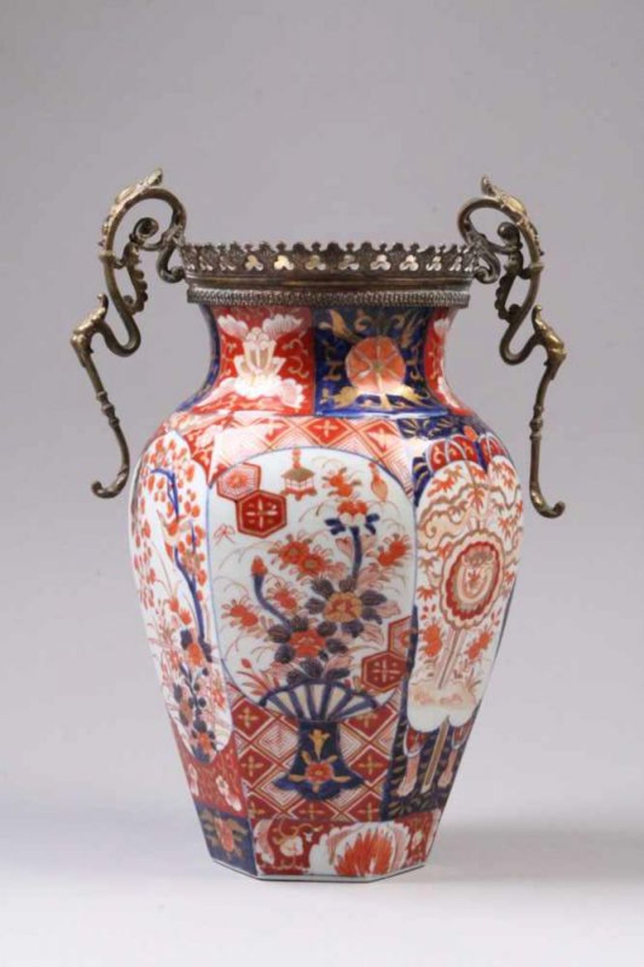 Satsuma Vase.Japan, Ende 19. Jh. Hexagonale Form, reiche Dekoration. Vasenabschluss und Henkel aus