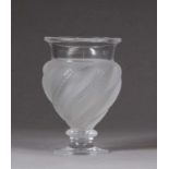 Vase.Kristallglas. "Ermenoville" teilweise satiniert. Im Boden bez."Lalique France" H: 14,5 cm. 20.