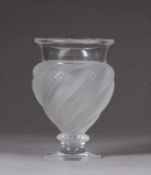 Vase.Kristallglas. "Ermenoville" teilweise satiniert. Im Boden bez."Lalique France" H: 14,5 cm. 20.