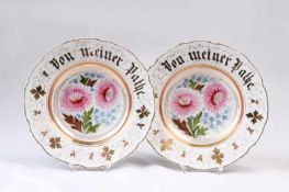 Paar Patenteller.Porzellan. Blumen- und Golddekoration. Ø 25 cm. 20.00 % buyer's premium on the