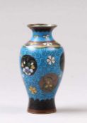 Cloisonné Väschen.Um 1900. Farbiges Email. H: 12 cm. 20.00 % buyer's premium on the hammer price