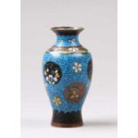 Cloisonné Väschen.Um 1900. Farbiges Email. H: 12 cm. 20.00 % buyer's premium on the hammer price