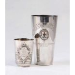 Zwei Becher.Silber 800/925. Mit versch. Gravuren und Emblem. Gew. ca. 343 g. H: bis 15,3 cm. 20.00 %