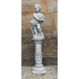 Gartenfigur auf Sockel.Steinguss. Allegorie des Herbstes. H: 100 cm. 20.00 % buyer's premium on