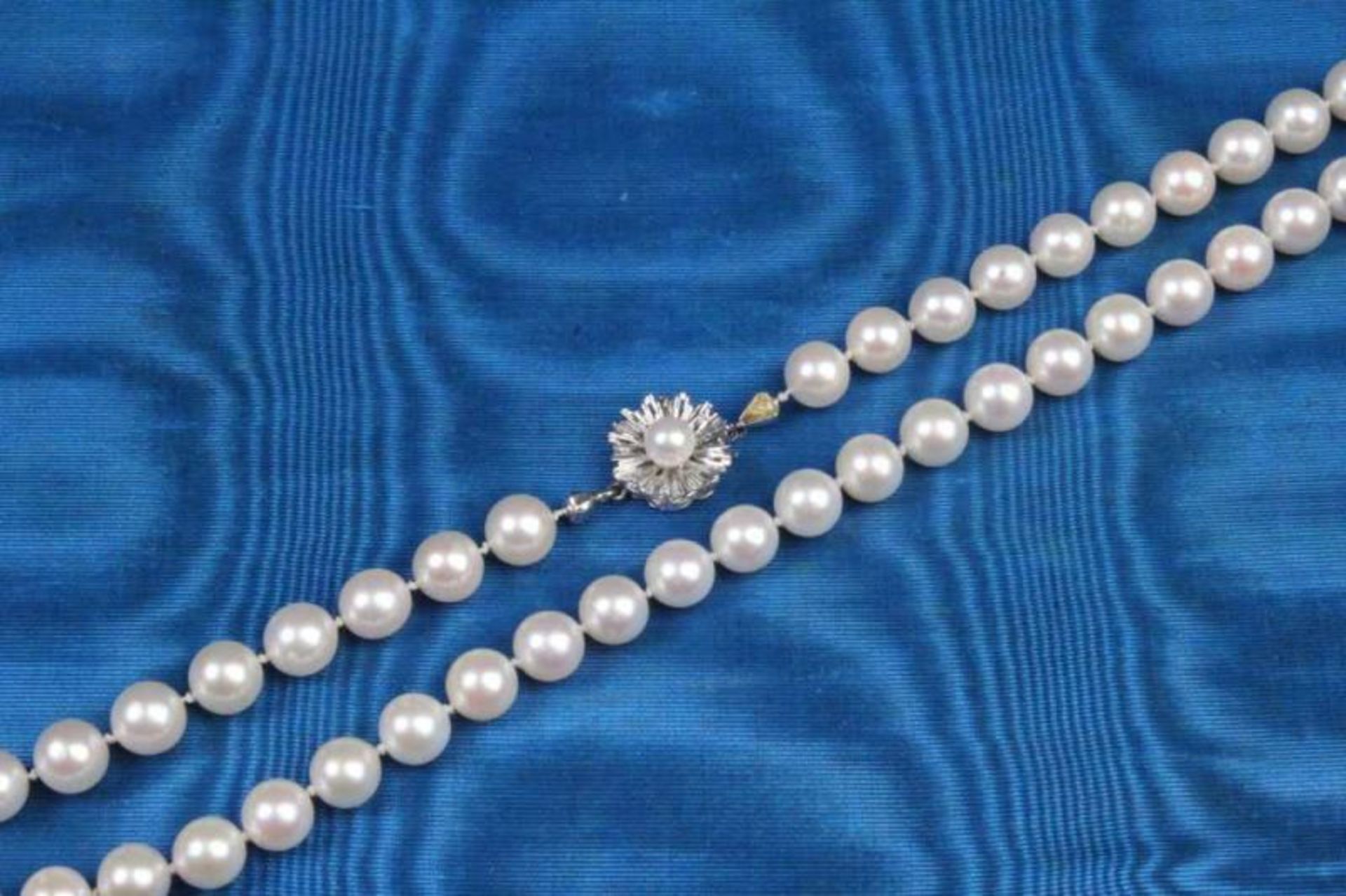 Perlenkette.WG 585. 123 ebenmäßige Akoya Zuchtperlen Ø 7,5 mm. Gew. ca. 82 g. L: 110 cm.