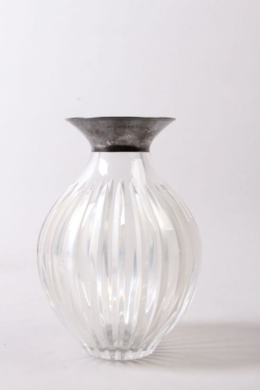 Vase mit Silberrand.Kristallglas, facettiert. Silberrand Sterling, 925. H: 25 cm. 20.00 % buyer's - Image 2 of 2