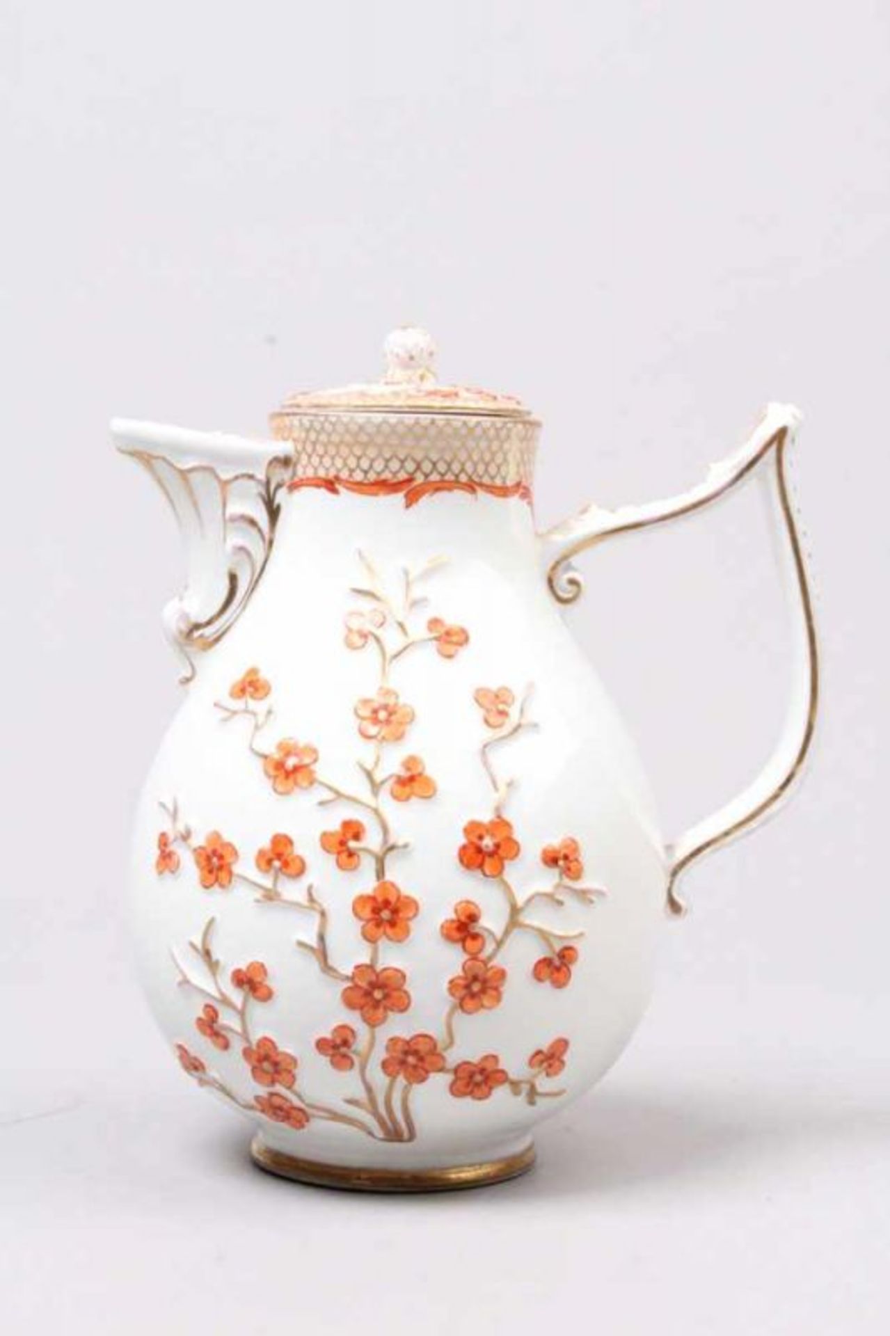 Kaffeekanne.Meissen, um 1750. Porzellan, weiß glasiert mit reliefiertem Prunusdekor. Eisenrote
