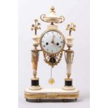 Louis-XVI-Pendule.Frankreich, Ende 18. Jh. Zwischen Marmorsäulen rundes, vasenbekröntes Uhrengehäuse