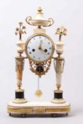 Louis-XVI-Pendule.Frankreich, Ende 18. Jh. Zwischen Marmorsäulen rundes, vasenbekröntes Uhrengehäuse