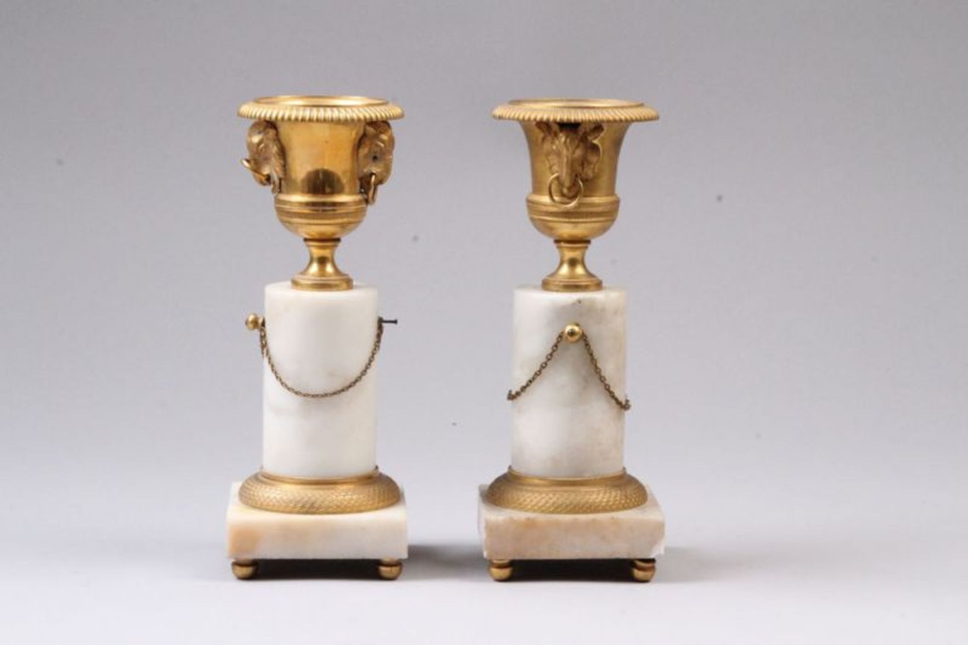 Paar Empire Dekorationen.19. Jh. Marmor und Bronze vergoldet. Auf Kugelfüßen quadratischer, weißer