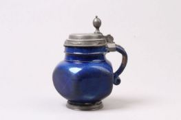 Kugelbauchkrug.Wohl Salzburg, um 1700. Irdenware. Kurzer Standfuß, fünfseitig geflacht, doppelt