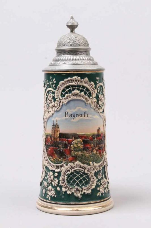 Bierkrug.20. Jh. Keramik. Reliefdekor mit Ansichten von Bayreuth. Zinndeckel. H: 26 cm. 20.00 %