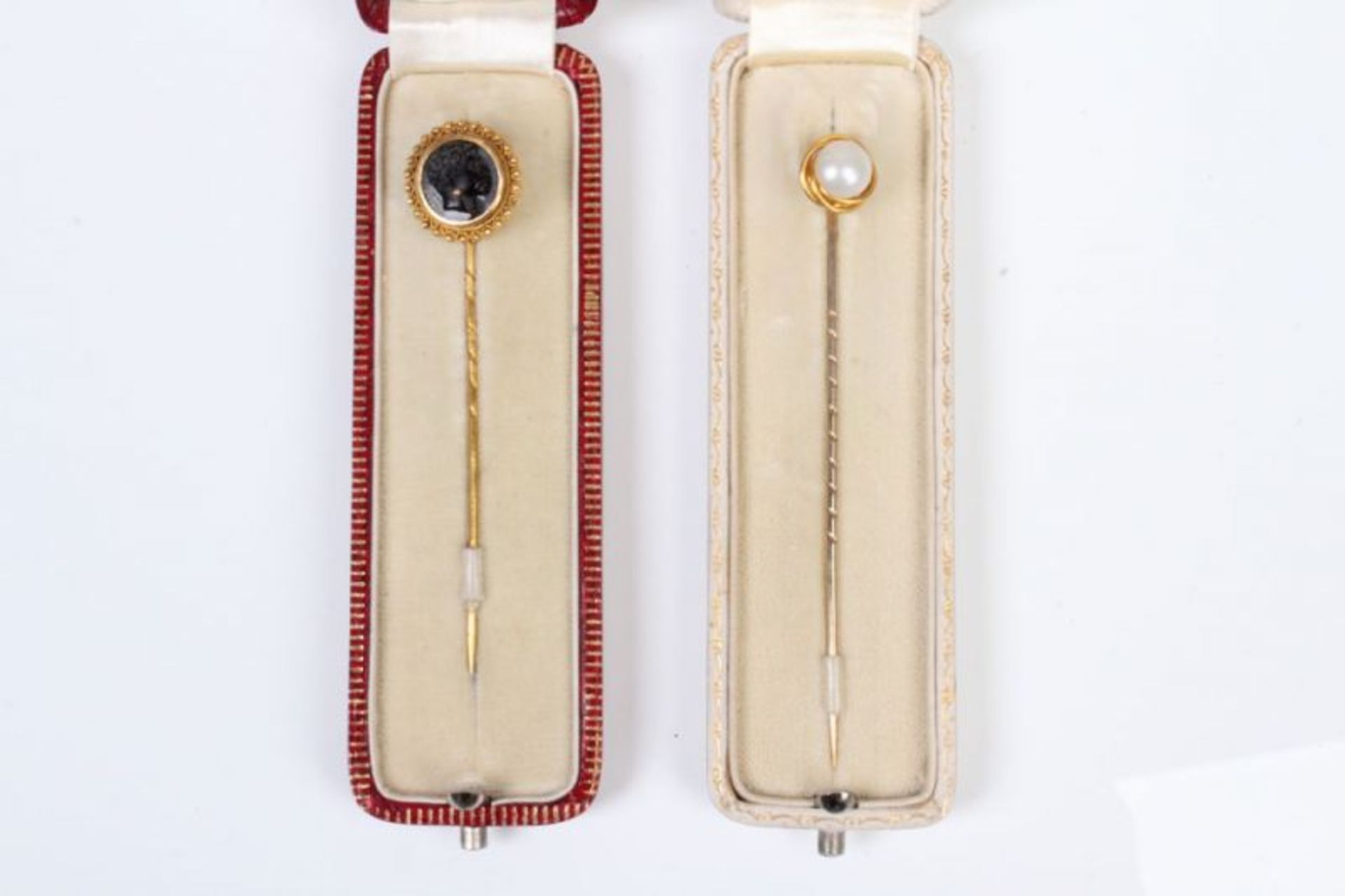 Zwei Kravattennadeln.GG 585. Nadel mit Perle bzw. Mohrenkopf ( Gagat). L: bis 7,5 cm. Etui. 20. - Bild 2 aus 2
