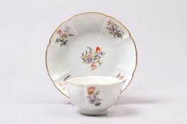 Tasse mit Untertasse.Meissen, um 1745. Aus dem Gotzkowsky Service. Reliefierte, passige Form, im