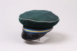 Studentenmütze.Dunkelgrüne Mütze mit blau-gelb-blauem Band. Herstellter Ernst Waldmann, München. Gr.