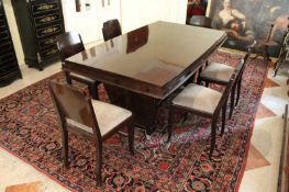Art Déco Tisch mit sechs Stühlen.Frankreich nach 1920. Mahagoni und Palisander furniert.