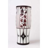 Große Vase.20. Jh. In der Art von Josef Hoffmann. Innen weiß, schwarzer Überfang, geätzter Dekor mit