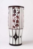 Große Vase.20. Jh. In der Art von Josef Hoffmann. Innen weiß, schwarzer Überfang, geätzter Dekor mit