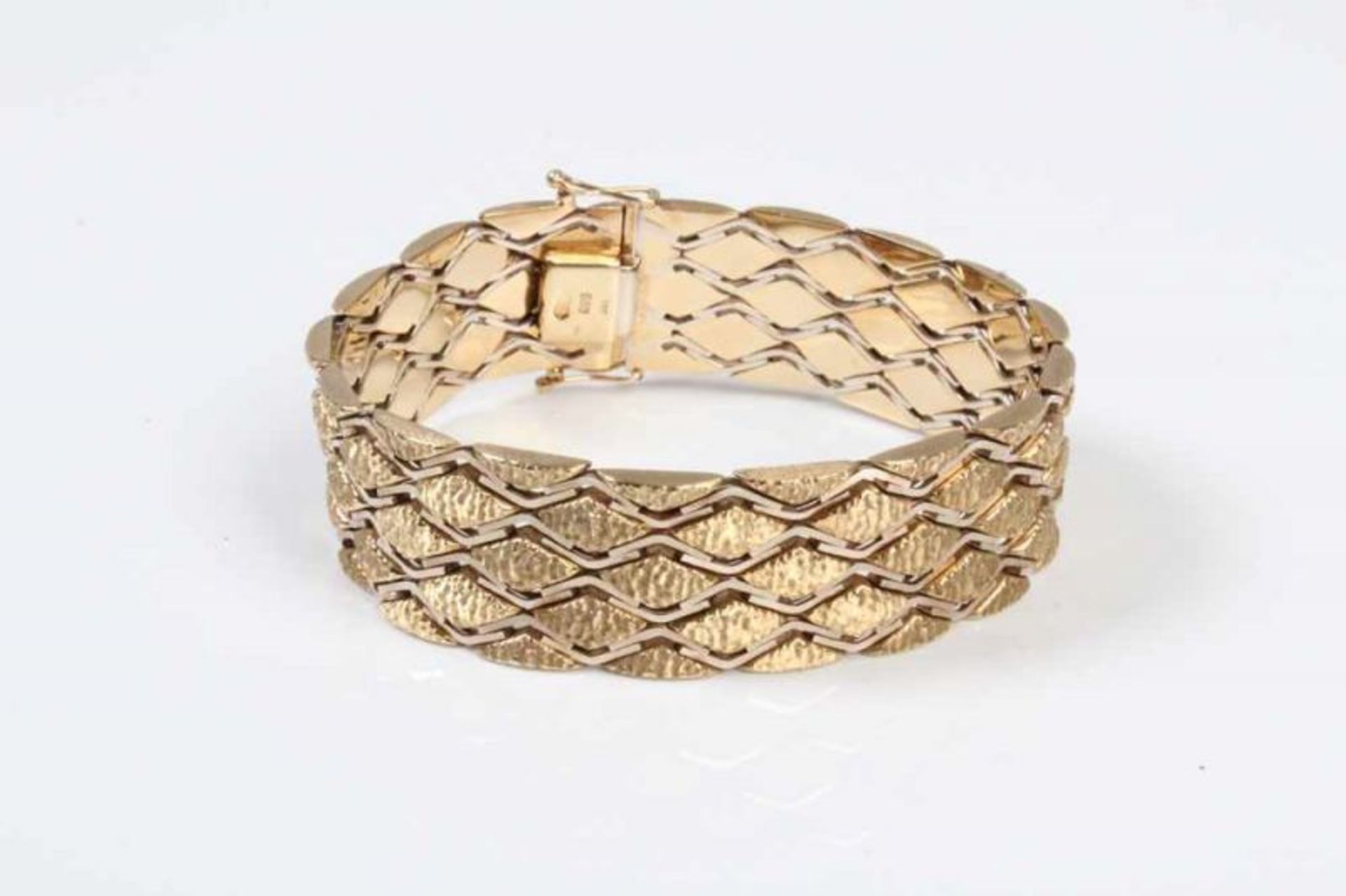 Armband.GG 585. Satinierte Rauten im Wechsel. Gew. ca. 43 g. L: 19 cm. 20.00 % buyer's premium on