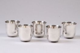 Fünf Silberbecher.Silber 925/835. Glatte Wandung. H: bis 5,5 cm. Gew. ca. 100 g. 20.00 % buyer's