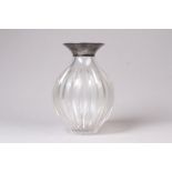 Vase mit Silberrand.Kristallglas, facettiert. Silberrand Sterling, 925. H: 25 cm. 20.00 % buyer's