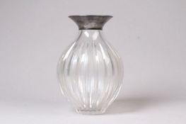 Vase mit Silberrand.Kristallglas, facettiert. Silberrand Sterling, 925. H: 25 cm. 20.00 % buyer's