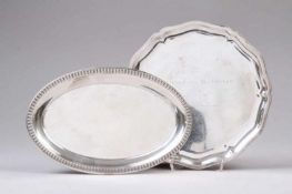 Zwei kleine Tabletts.Silber 800/835. Ovale Form, teils mit Gravur. Ø bis 21,5 cm. Gew. ca. 421 g.