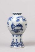 Vase.China, 19. Jh. Eingeschwunger Sockel mit Ornamentik, darüber kugelfömige Vase, umlaufend