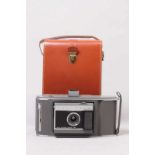 Polaroid-Kamera.Typ Land Camera Modell J66, dazu original Ledertasche. H: 28 cm. 20.00 % buyer's