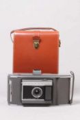 Polaroid-Kamera.Typ Land Camera Modell J66, dazu original Ledertasche. H: 28 cm. 20.00 % buyer's