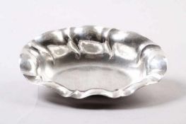 Schale.Silber, 800. Oval mit gewelltem Rand. Gew. ca. 309 g. L: 28,5 cm. 20.00 % buyer's premium