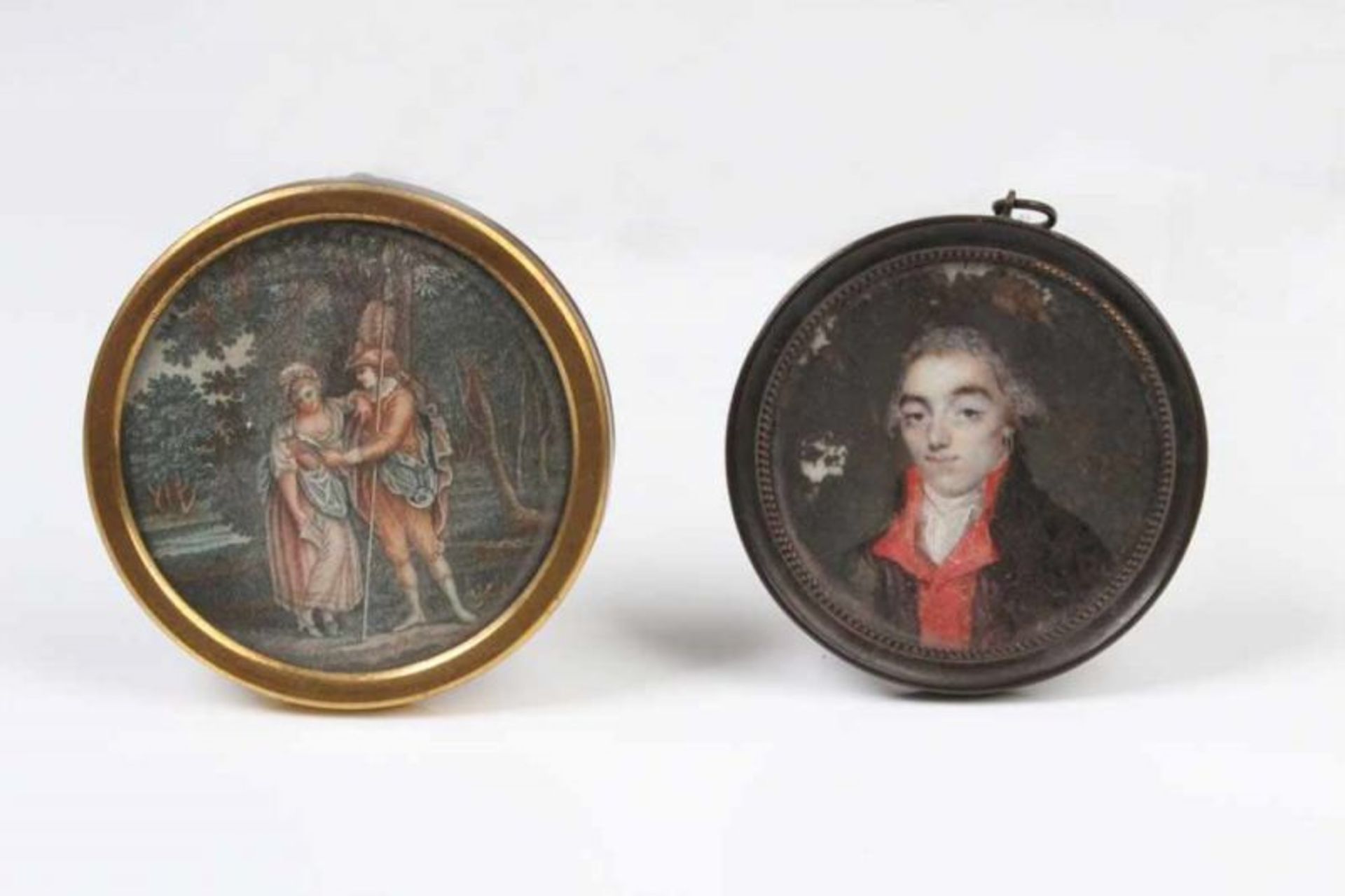 Zwei Miniaturen.Herrenportrait und Antike Szene. Min. besch. Ø bis 7,2 cm. Messingrahmen. 20.00 %